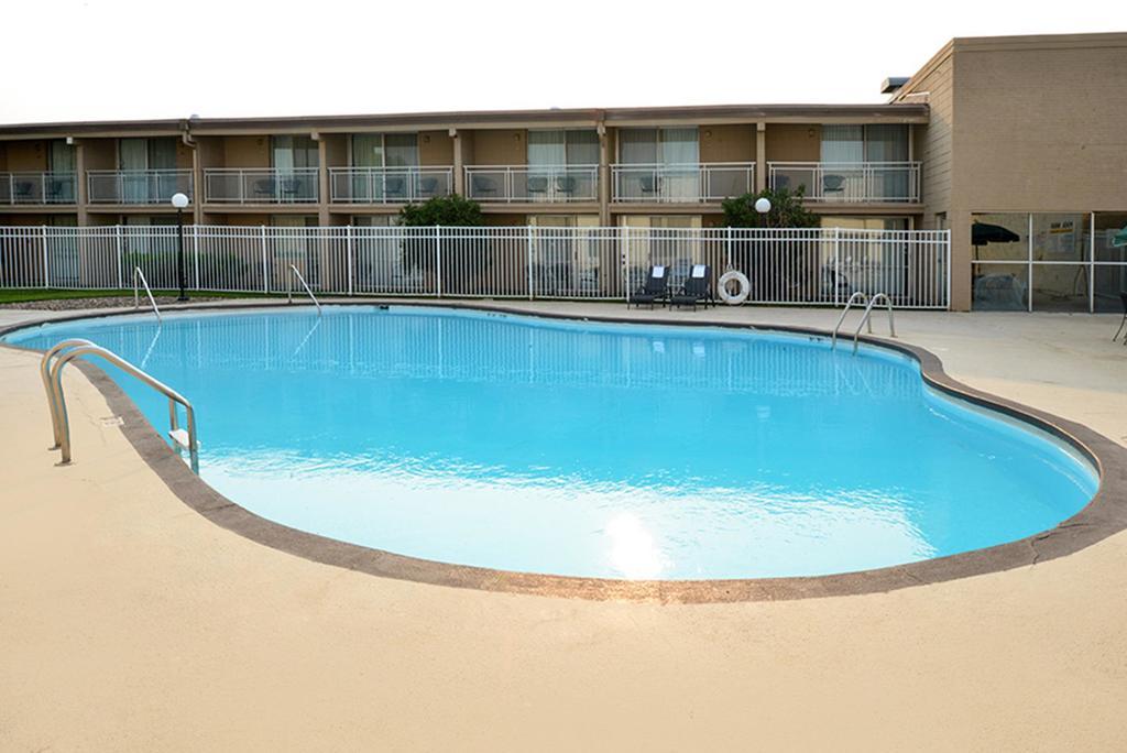 Americas Best Value Inn - Campus View Eau Claire Exterior photo