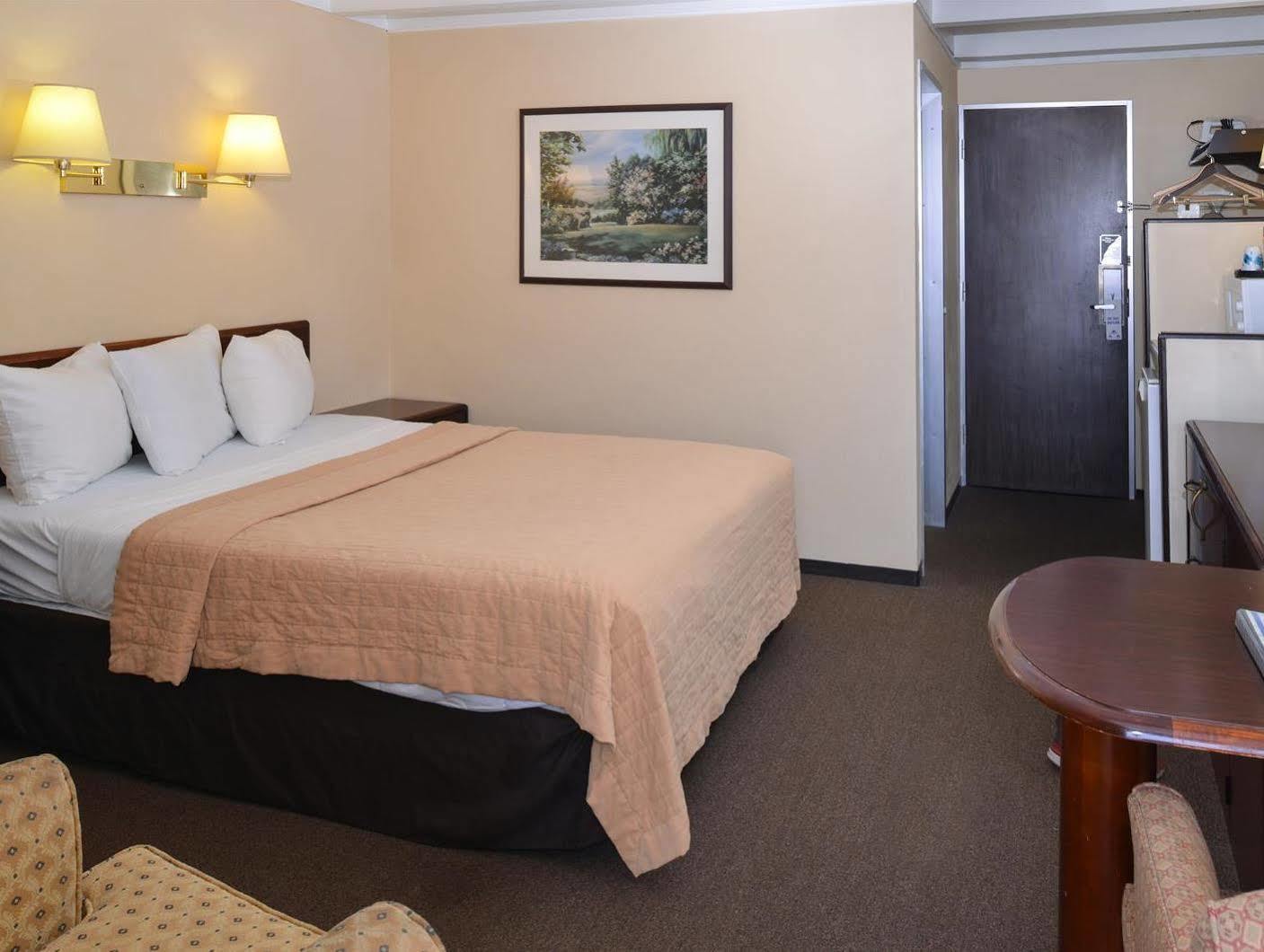 Americas Best Value Inn - Campus View Eau Claire Exterior photo