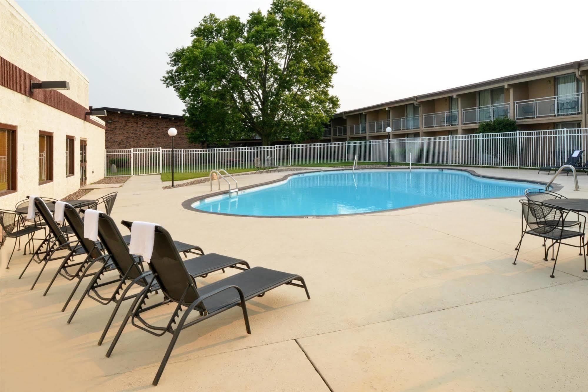 Americas Best Value Inn - Campus View Eau Claire Exterior photo