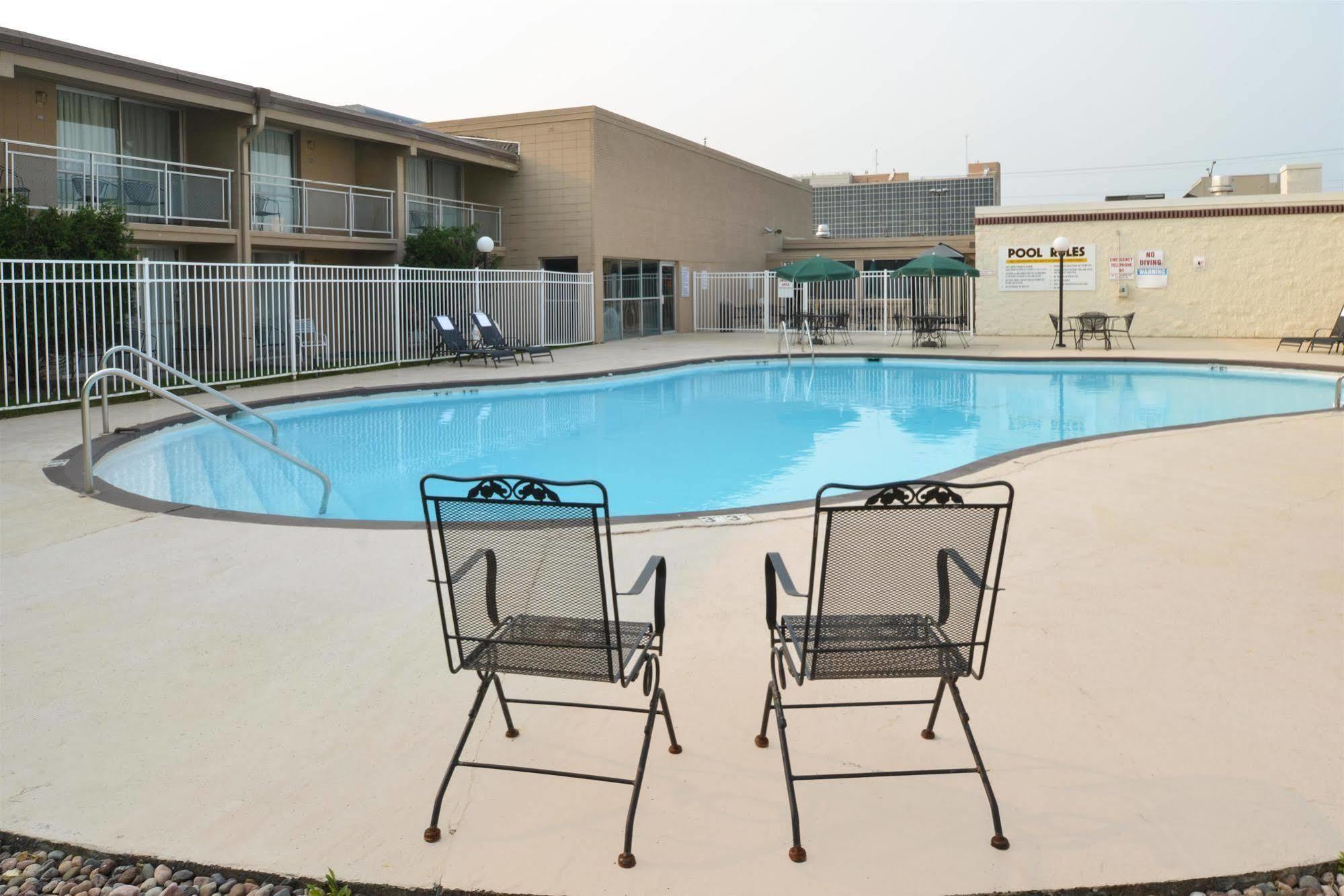 Americas Best Value Inn - Campus View Eau Claire Exterior photo